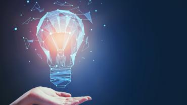 hand holding a lightbulb